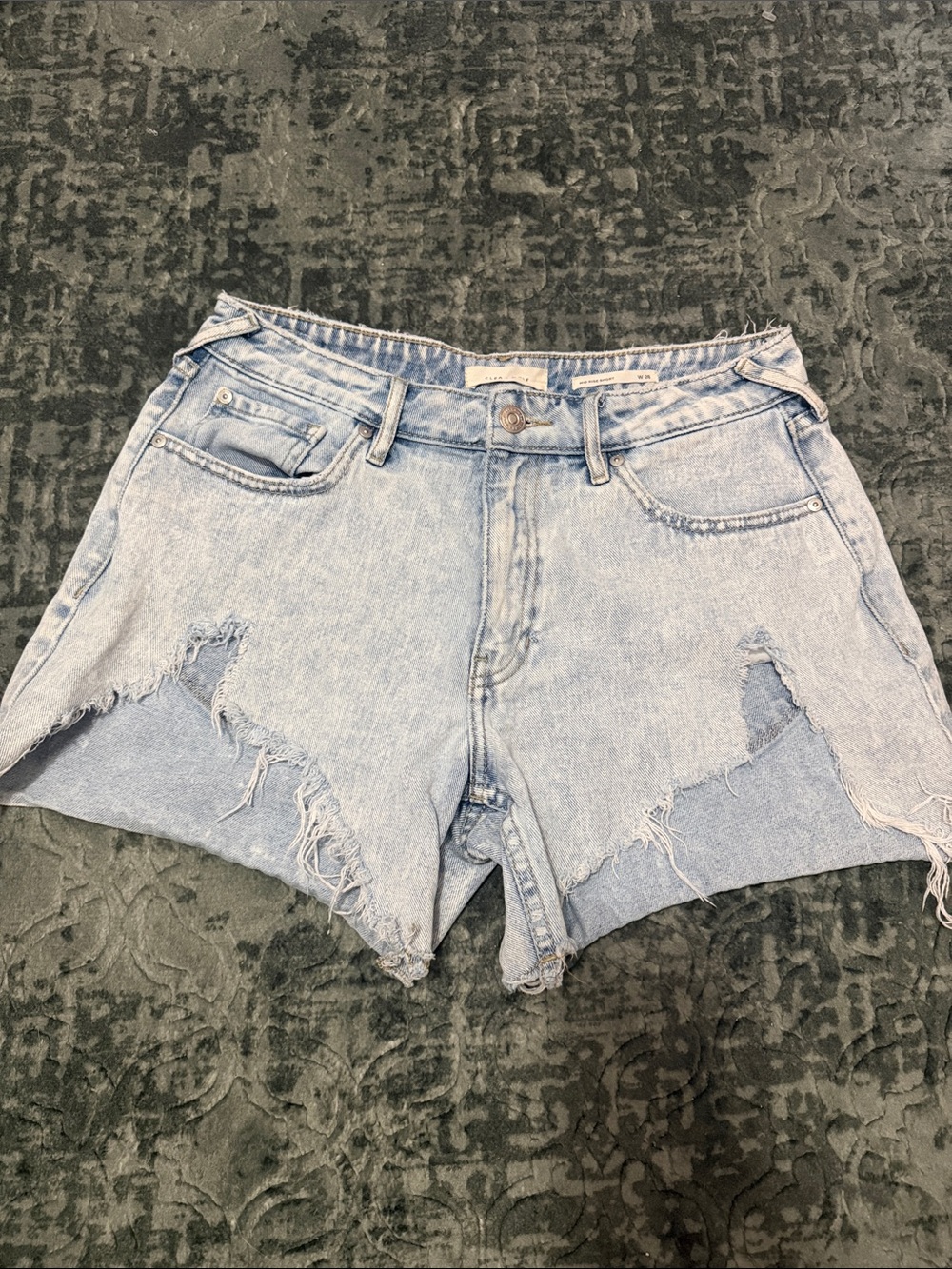 Cleo + Wolf Light Wash Distressed Denim Women’s Mid Rise Shorts